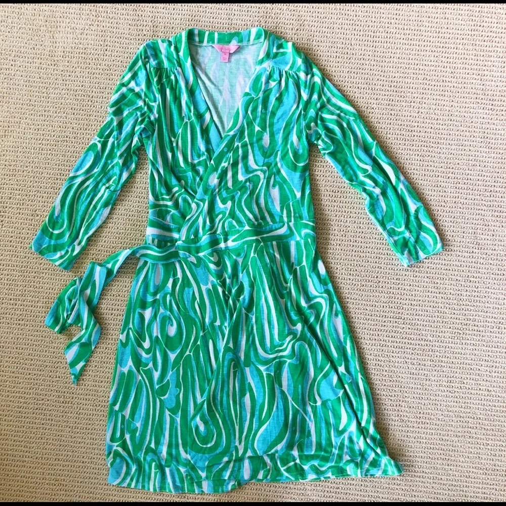 Knit Lilly Pulitzer wrap dress. Classic wrap dress - Picture 1 of 4